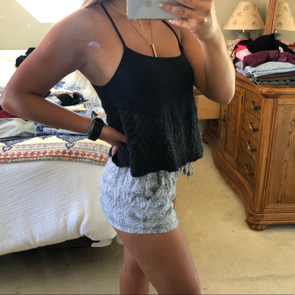 Black Tank Top w Ribbed Design on Bottom - Picture 3 of 5